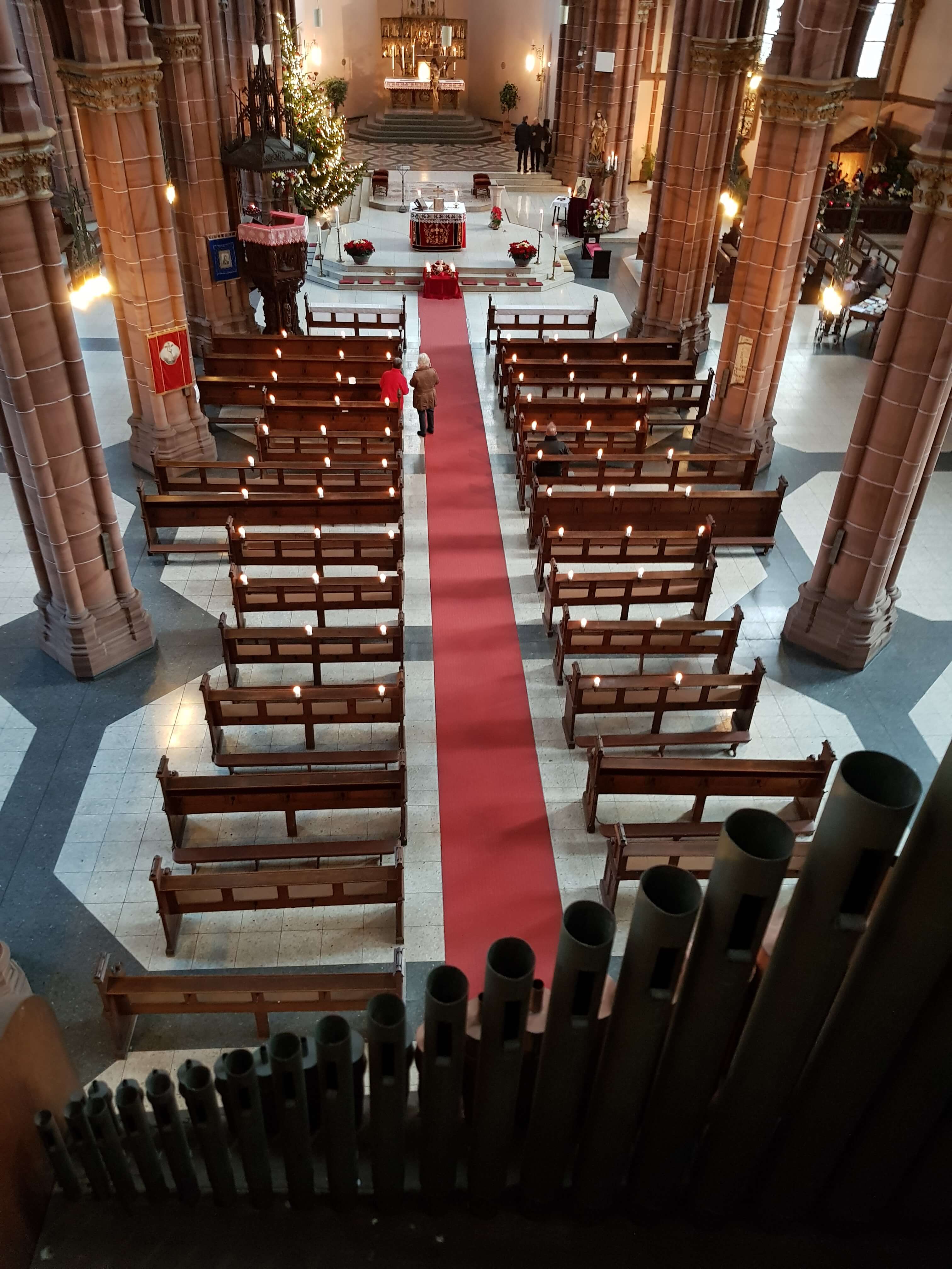 Blick von der Orgelempore ins Kirchenschiff während der Weihnachtszeit